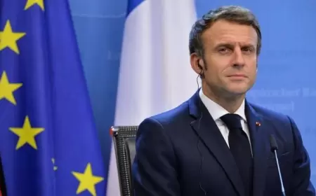 Makron hələ də fikrindən daşınmayıb