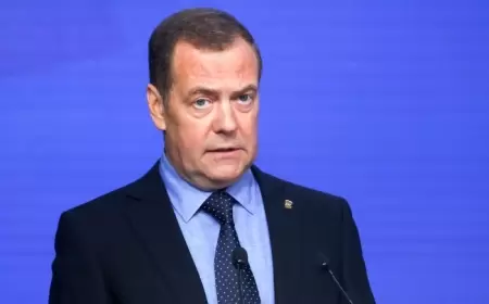 Dmitri Medvedev polyaklara söyüş ünvanladı