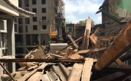 Bakıda sakinlər içəridə ola-ola evi sökdülər