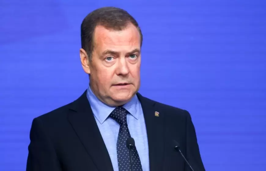 Medvedev Zelenskini "çirkli yaşıl köynək geyən" adam adlandırdı - AÇIQLAMA