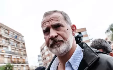 Qəzəbli izdiham İspaniya kralını palçıq yağışına tutdu  - VİDEO