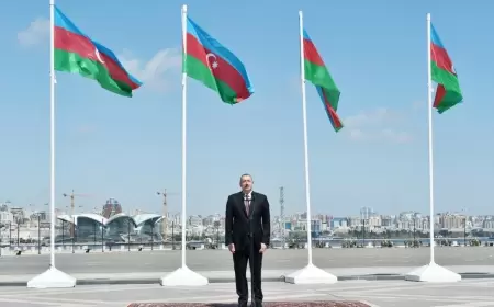 İlham Əliyev ailə üzvləri ilə Dövlət Bayrağı Meydanında 