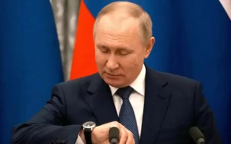 Putin xarab olmuş saatını iclasda özü təmir etdi