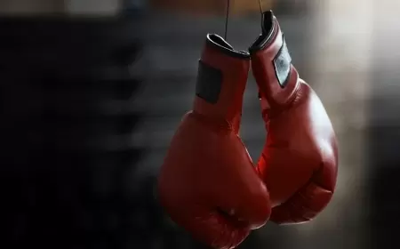 Nokauta düşən boksçu xəstəxanada vəfat etdi