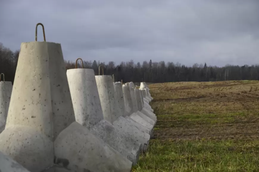 Ukrayna Belarusla sərhəddə istehkamlar tikməyə başladı 