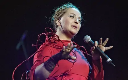 Gürcü caz ulduzu məhkəməyə himni oxuyaraq daxil oldu 