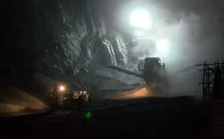 İstanbulda küçə çökdü, binalara çat düşdü