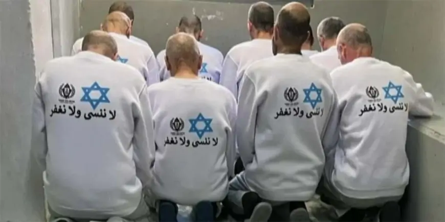 İsrail azad etdiyi fələstinlilərə xüsusi köynəklər geyindirdi - Üzərində ərəbcə elə sözlər yazılıb ki...