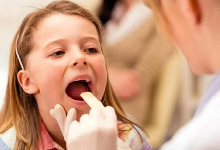 Uşaqlarda boğaz ağrısı, səbəbləri və müalicəsi 