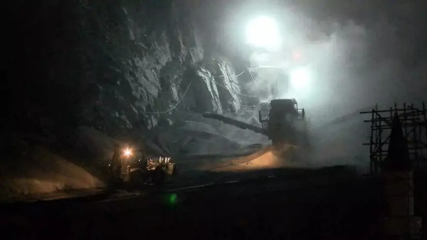 İstanbulda küçə çökdü, binalara çat düşdü - Sakinlər köçürülür