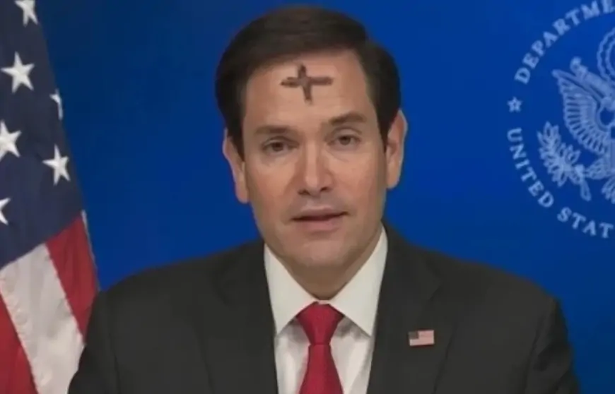 ABŞ dövlət katibi efirə alnında xaçla çıxdı - VİDEO 