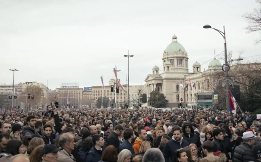 Minlərlə insan erkən seçkilər tələbilə küçələrə axışdı - Belqradda 