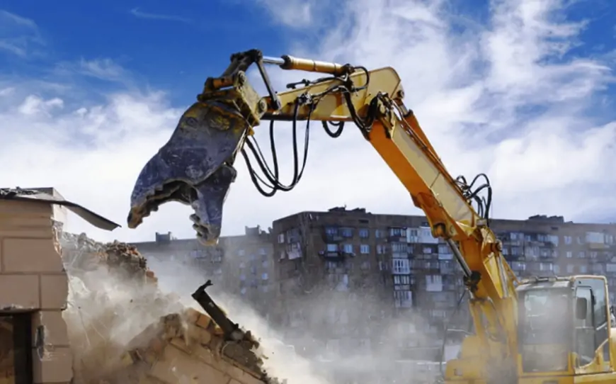 Ekskavatoru "molotov kokteyli" ilə yandırdı - Bakıda söküntü zamanı şok   