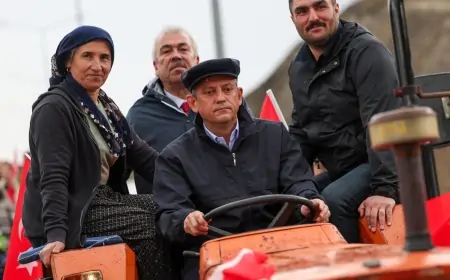 Özgür Özəl mitinq meydanına traktorla gəldi