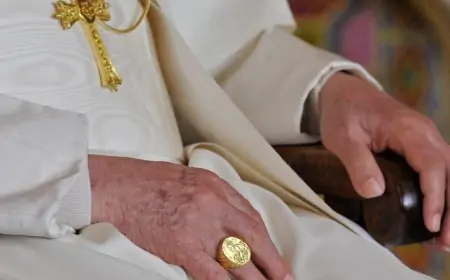 Papa Fransiskin üzüyü çəkiclə sındırılacaq