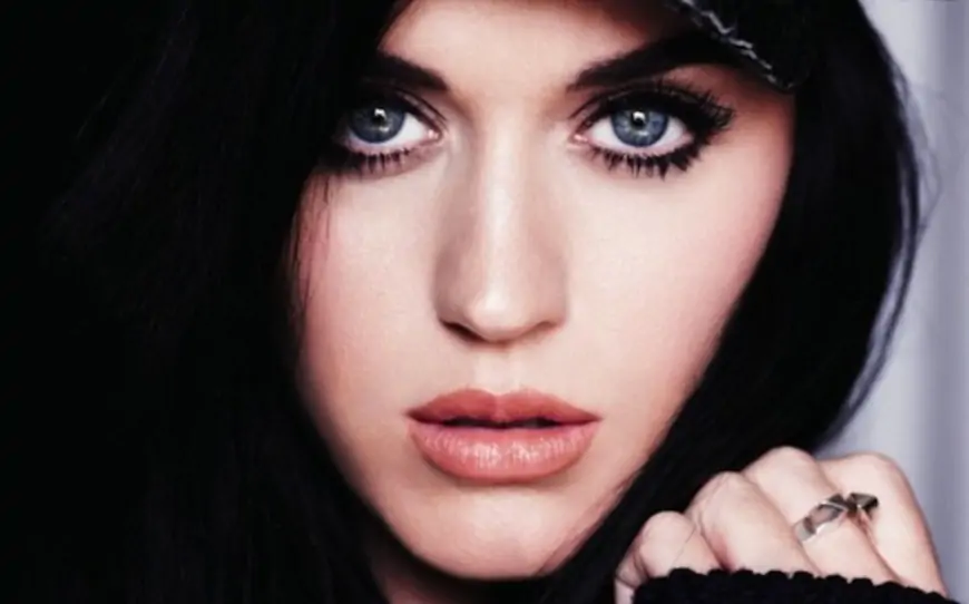 Müğənni qadın ekipajı ilə kosmosa uçdu 