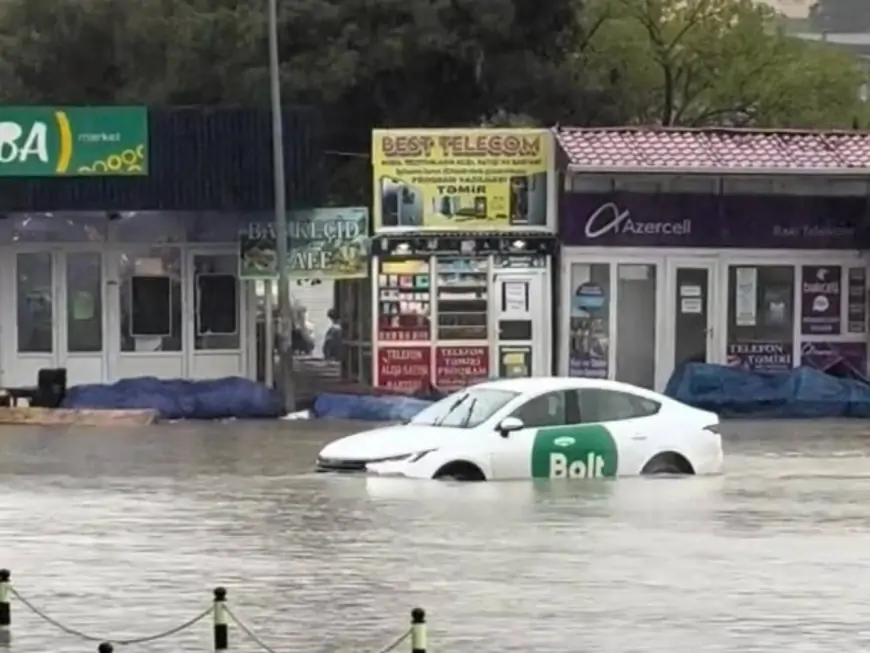 Bakıda "üzən taksi" də peyda oldu - VİDEO