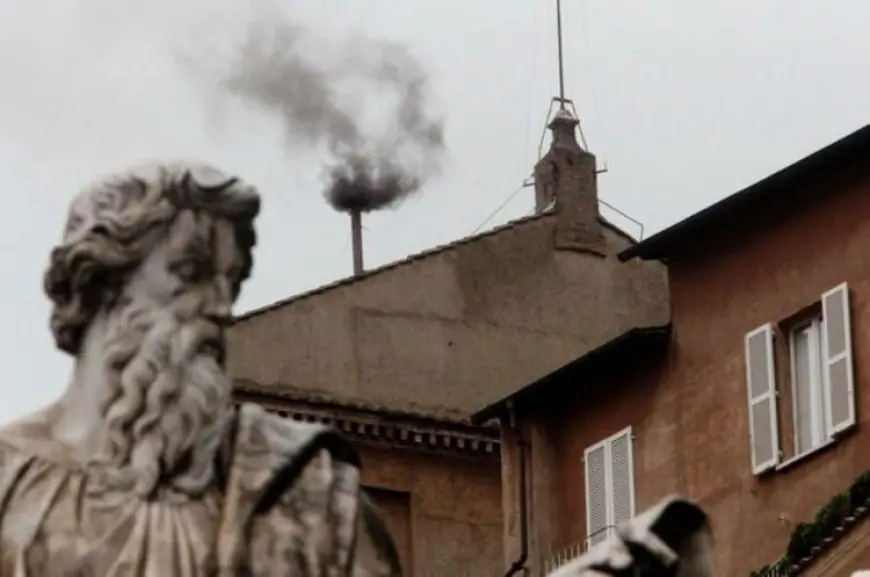 Bacadan qara tüstü çıxdı - Papa hələ seçilməyib