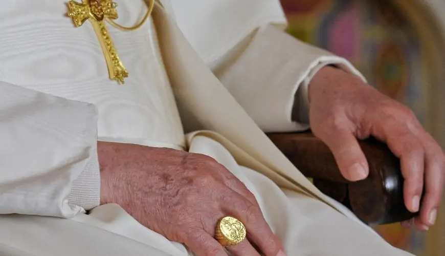 Papa Fransiskin üzüyü çəkiclə sındırılacaq - Maraqlı səbəb