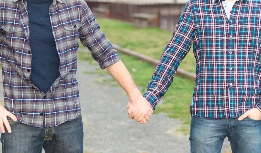 "Gecəni mənimlə oteldə keçirməlisən" - Bakıda homeseksual tələbəni qaçırdı 