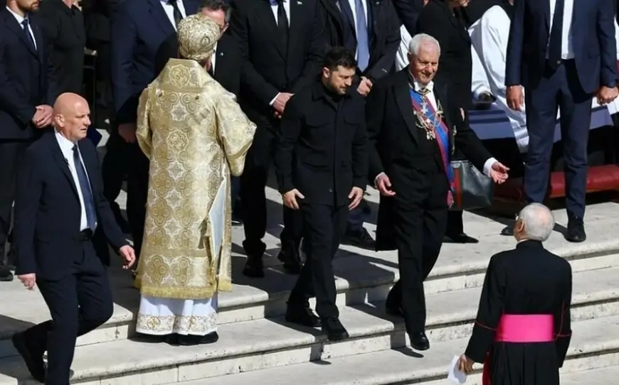 "O paltarda da dəfnə gələrlər?" - Zelenskinin geyimi yenə tənqid olundu