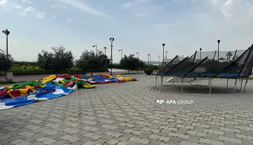 Bakıda külək attraksionu aşırdı - uşaqlar yıxıldı