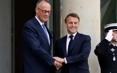 Makron onu sevinclə qarşıladı 