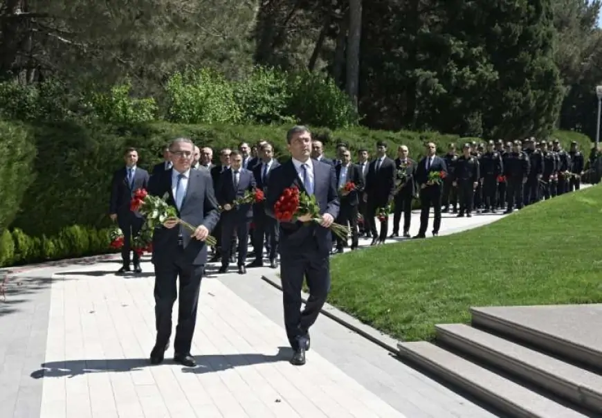 MEDİA-nın kollektivi Ulu Öndərin məzarını ziyarət etdi 