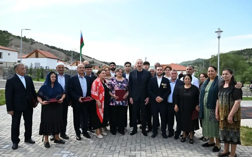 Prezident Bəylik kənd sakinlərinə evlərin açarlarını təqdim etdi - Foto