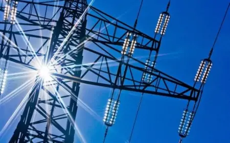 Ağdamda yüksəkgərginlikli dirəyə çıxan sərxoş belə xilas edildi - VİDEO