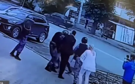 Azərbaycanlı qadını yerə yıxaraq döydülər, polis tamaşa etdi