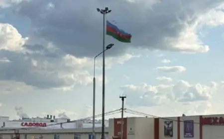 Moskvada azərbaycanlılar Rusiya bayrağını endirdilər - Azərbaycan bayrağı qaldırıldı