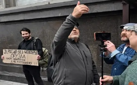 Siyasi texnoloq və jurnalistlər parlament binasının önündə saxlanıldı