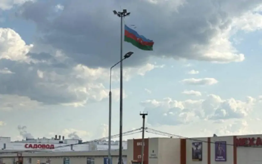 Moskvada azərbaycanlılar Rusiya bayrağını endirdilər - Azərbaycan bayrağı qaldırıldı