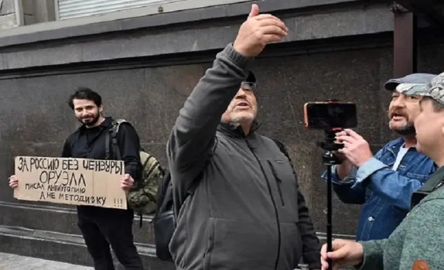 Siyasi texnoloq və jurnalistlər parlament binasının önündə saxlanıldı – Moskvada 