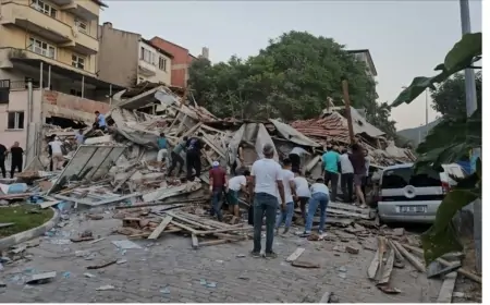 İki nəfər zəlzələdə çökən binanın altından belə çıxarıldı