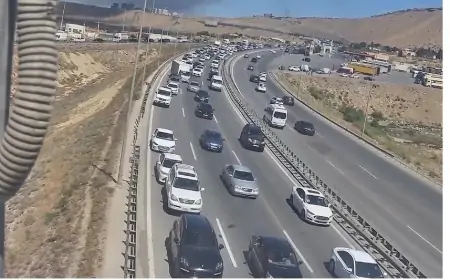 Sürücülər yanğına baxdı, "Sədərək" yolunda tıxac yarandı 