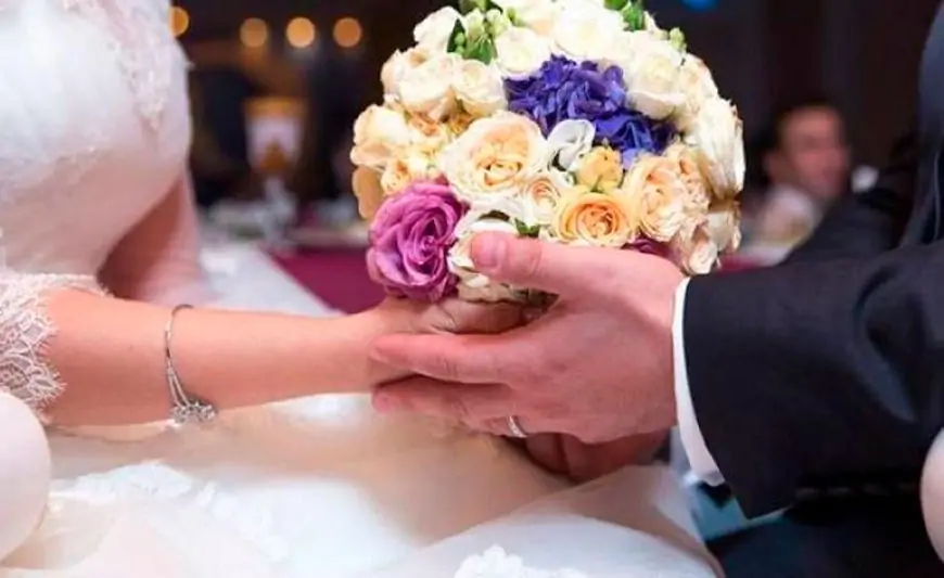 Anası gəlinin ayaqqabısına pul qoydu, kürəkəni hədələdi - VİDEO