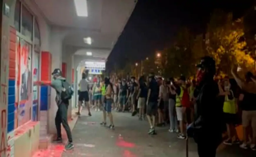 Etirazçılar hakim partiyanın ofisini dağıtdılar - Serbiyada 