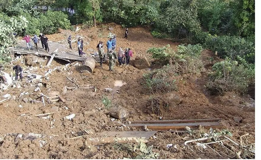 Azərbaycanda torpaq uçqunu - Ölən var