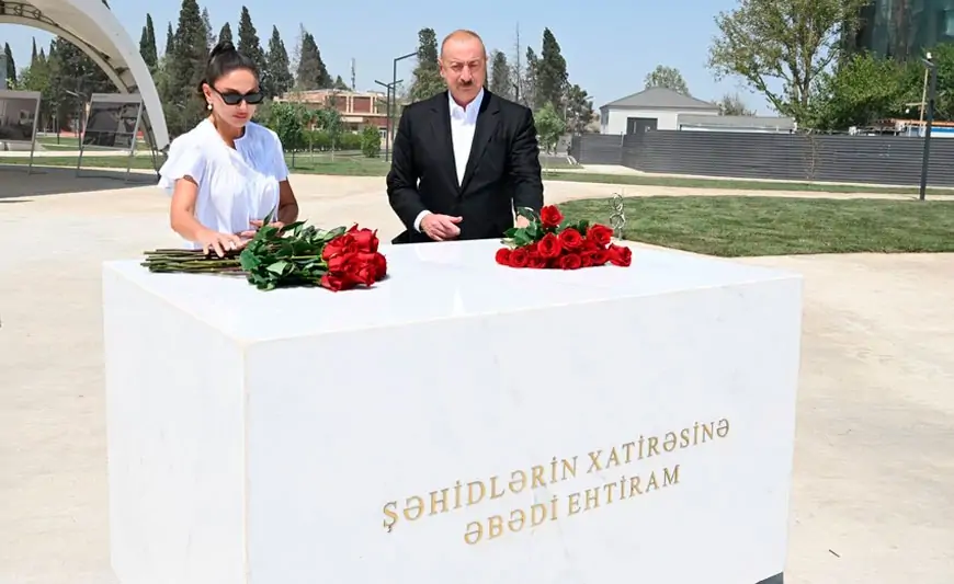 İlham Əliyev və Mehriban Əliyeva Gәncә Memorial Kompleksində - FOTOLAR + YENİLƏNİB