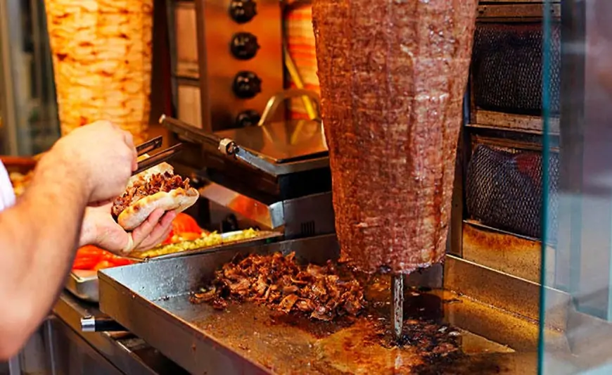 "Dönəri vaxtında yeməyiblər" - 8 nəfəri zəhərləyən dönərxananın sahibi