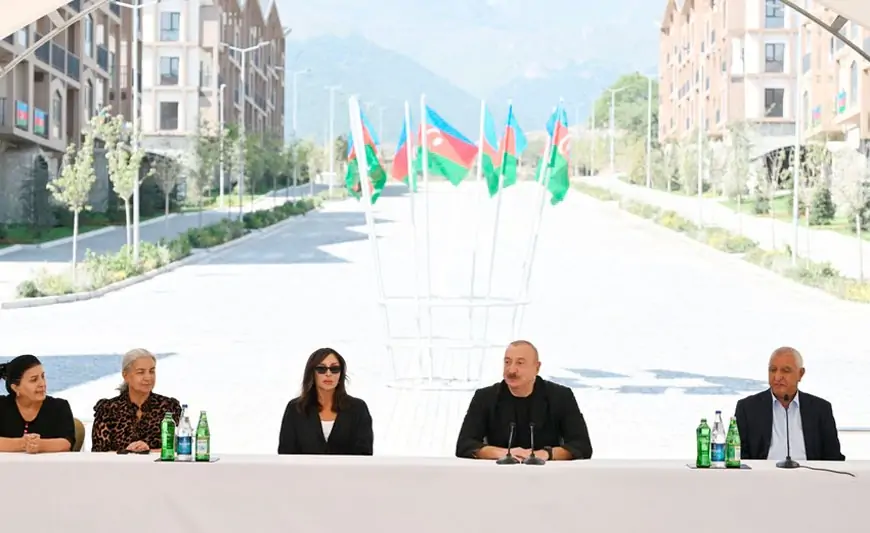 Prezident və xanımı Kəlbəcər şəhərində sakinlərlə görüşdü - FOTOLAR + YENİLƏNİB