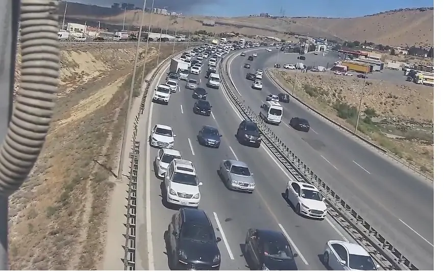 Sürücülər yanğına baxdı, "Sədərək" yolunda tıxac yarandı 