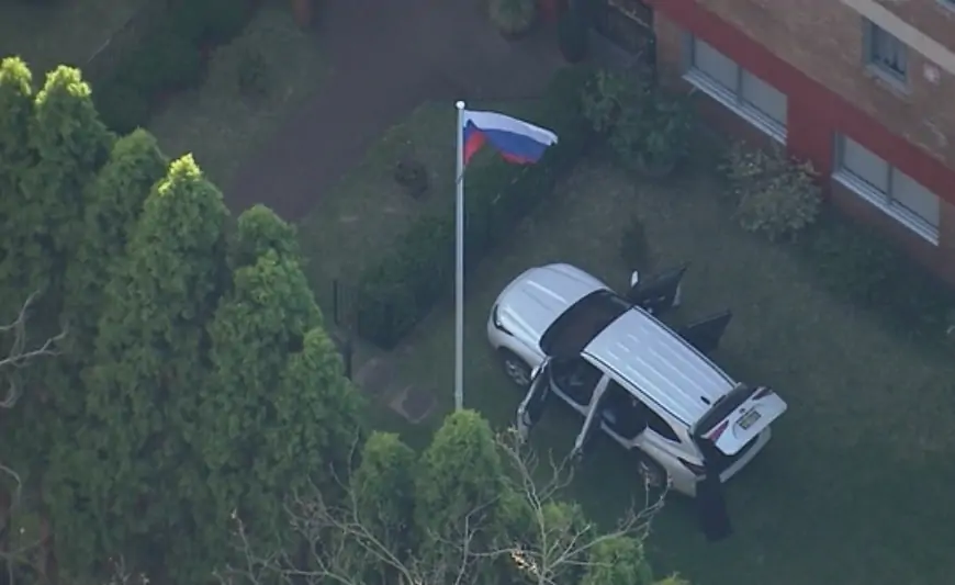 Rusiyanın Sidneydəki konsulluğuna avtomobil çırpıldı 