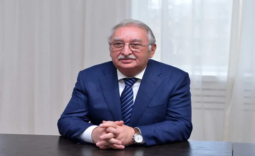 "İstidir deyə işə çıxmıram, universiteti uşaqlar idarə edir" - Odlar Yurdunun rektoru