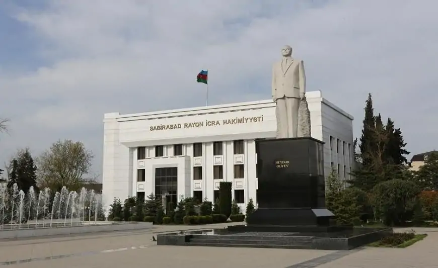 Sabirabad İcra Hakimiyyətində əlbəyaxa dava - Koridorda sürüdü