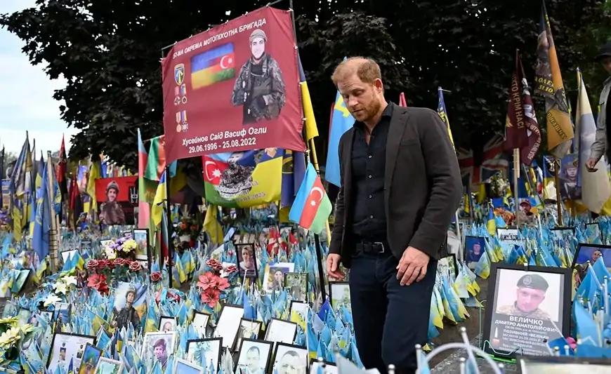 Şahzadə Harri Kiyevdəki xalq memorialını ziyarət etdi 