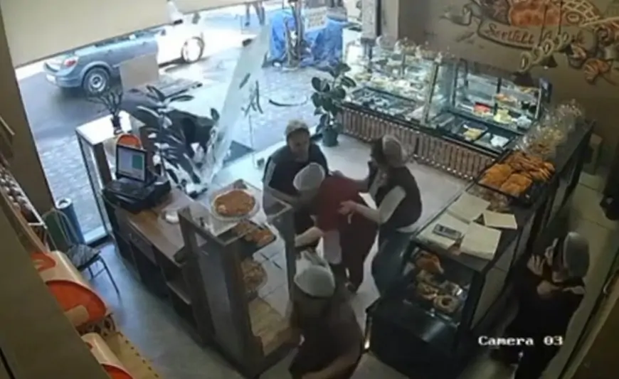 Gəncədə inək şirniyyat mağazasına hücum etdi, yaralı var - ANBAAN VİDEO