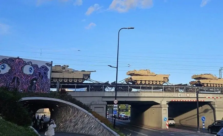 ABŞ zirehli texnikaları Rusiya sərhədinə GƏTİRİLDİ - FOTO 